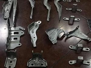 连续拉伸成型类冲压件及料带