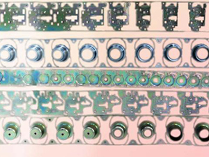 连续拉伸成型类冲压件及料带